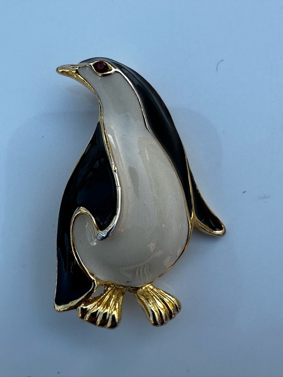 Vintage Penguin Brooch Black White Enamel Bird Pin Gold Tone Rhinestone Eye - Picture 3 of 5